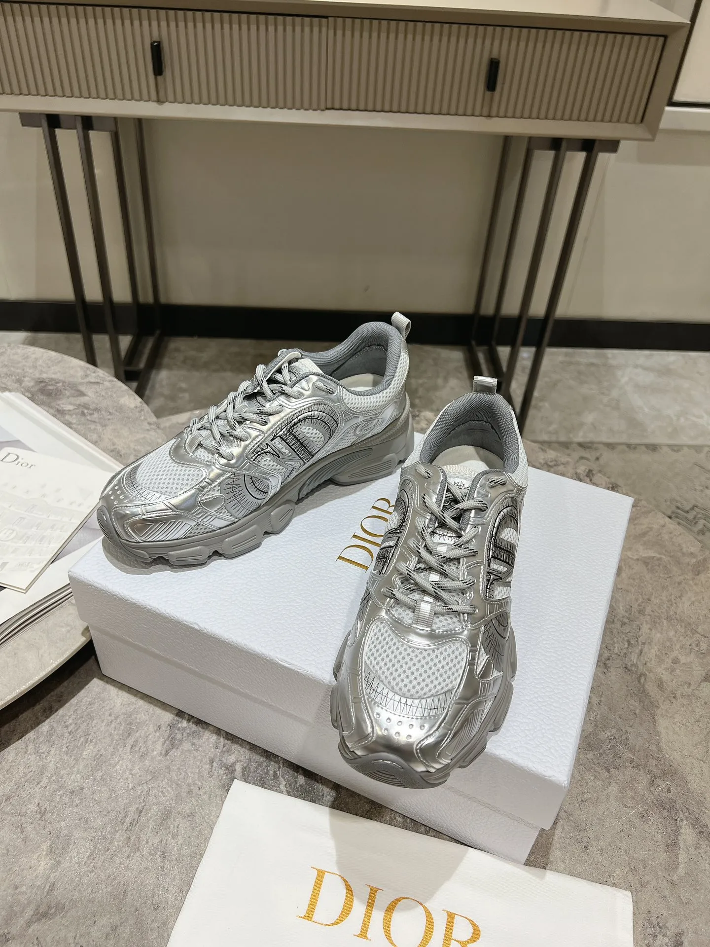 👟👟Ex-factory price 600👟👟 The latest hot model, the star model 2024 main hot product, the newly released Dior Chrono new casual sports shoes, running shoes, dad shoes are really cool, full of futuristic feeling! Really cool! Once again interpreting Dior's concept of cool fashion, the lucky star will bless you with good luck. The new EVA sole is super light and super soft! A perfect replica of the original! Fully matched material and mold! ! Women’s size: 35-39 (40.41 customized)